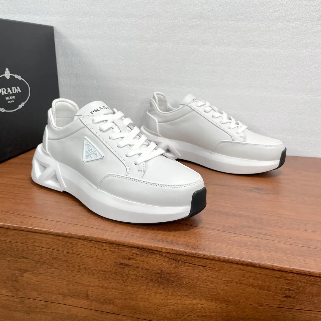 💰780 Code: YS003645 Prada/Prada men's new leather sneakers. This leather sneaker presents a modern version, reinterpreting the brand's archive style with clean lines and smooth details. The shoes are made of imported calf leather, which is fine, soft and resistant to creases. It is decorated with a triangular metal logo on the outside, bright TPU decoration on the heel, and a longer and padded inner heel design, making it more comfortable to wear. The tongue is decorated with a silk-screen logo, and is paired with a hollow rubber sole on the heel. The full cowhide lining comes standard with logo cowhide feet, making the upper foot more comfortable, versatile and durable! Comes with full original packaging! Code number: 39-40-41-42-43-44 Standard leather shoe size (45 can be customized and does not support returns) Item number: 2EE918 leather white